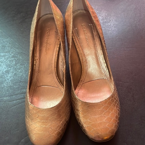 BCBGeneration Size 9/B 39  Gold snake print pumps - Picture 1 of 8